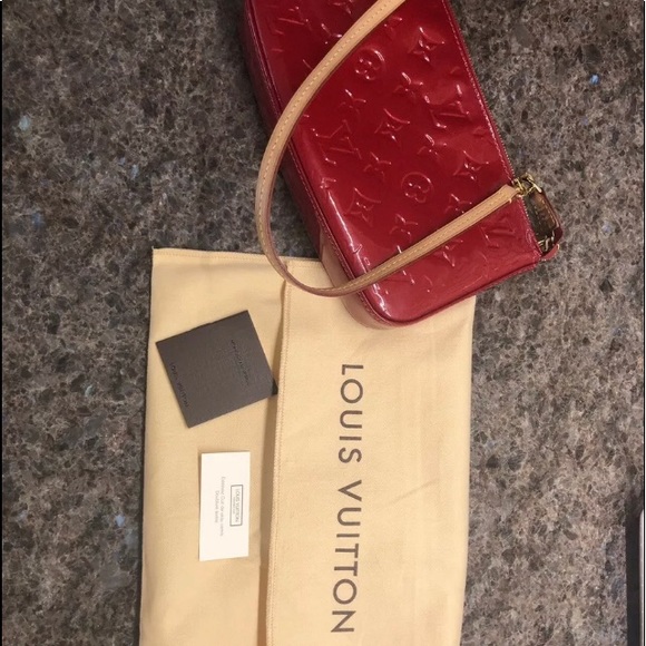 Red vernis Louis Vuitton pochette EUC rose indien - Picture 3 of 7